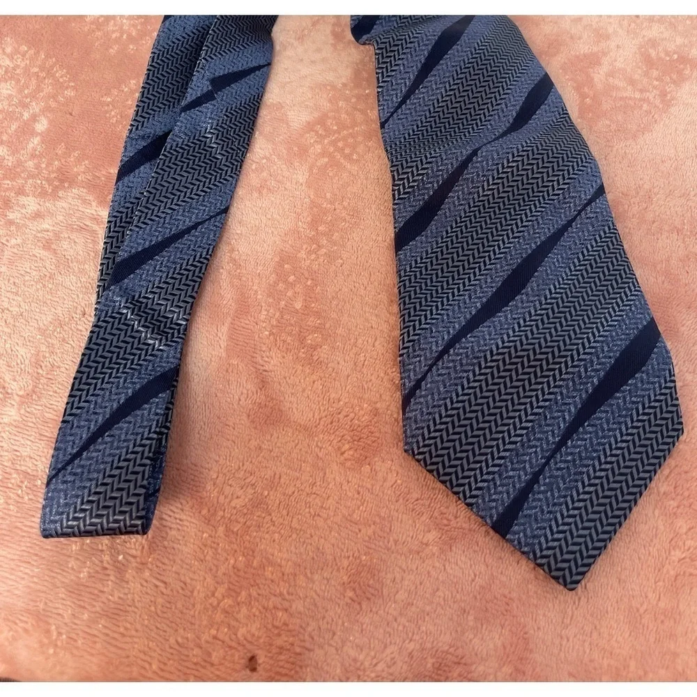 Kenneth Cole Blue and Gray Patterned Tie